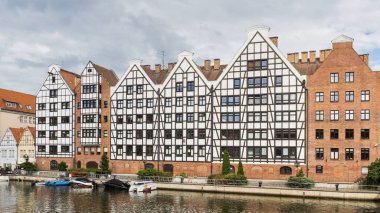 Baltık kıyısındaki tarihi şehir Gdansk ve gable çatısı olan saray evleri kuzey Polonya 'nın incisidir.