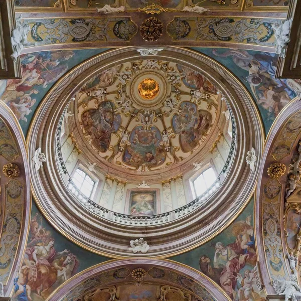 Widok Bogato Zdobioną Barokową Kopułę Bazyliki Nawiedzenia Najświętszej Marii Panny — Zdjęcie stockowe