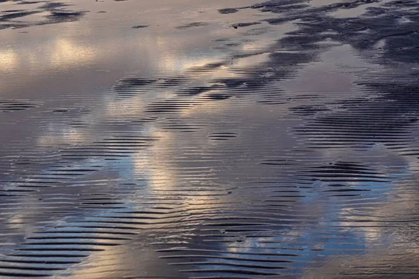 Bunte Reflexion Des Himmels Auf Dem Wasser Sandstrand Mit Licht — Stockfoto