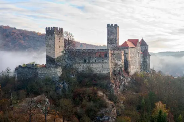 Roma tarzındaki ortaçağ Hardegg şatosu Avusturya topraklarındaki Dyje nehir vadisine gururla bakıyor, Çek Cumhuriyeti ile olan sınır kapısından sadece kısa bir mesafe uzaklıkta. Sisli sonbahar günü
