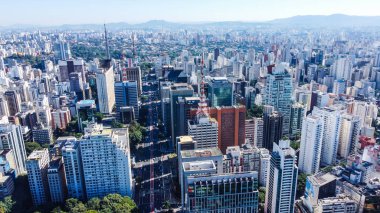 So Paulo, Brezilya 'nın havadan görünüşü, uçsuz bucaksız şehir manzarası, yüksek gökdelenler, işlek sokaklar ve bu hareketli metropolün dinamik atmosferini gösteriyor.