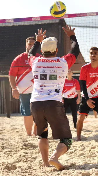 Bir voleybol oyuncusunun bir oyun sırasında seti sahnelemesi, spordaki yoğunluk ve beceriyi yakalar.