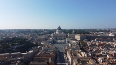 Vatikan 'daki Aziz Petrus Bazilikası' nın havadan görünüşü, büyük kubbesini ve etrafındaki mimarisini gösteriyor, bu ikonik dini ve tarihi yere çarpıcı bir bakış açısı sunuyor.