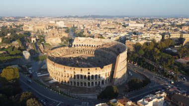 Roma 'daki Colosseum' un çarpıcı hava manzarası, İtalya 'nın başkentinin çevresindeki görkemli ve tarihsel önemini ve canlı atmosferini gözler önüne seriyor..