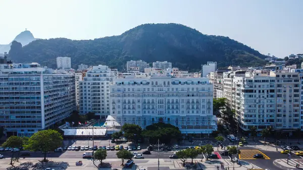 Brezilya 'nın Rio de Janeiro kentindeki Copacabana Sarayı' nın ikonik bir görüntüsü lüks mimarisi ve ünlü Copacabana Sahili boyunca uzanan ve zarafet ve rahatlığın sembolü olan önemli konumunu gözler önüne seriyor.