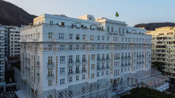 Brezilya 'nın Rio de Janeiro kentindeki Copacabana Sarayı' nın göz kamaştırıcı cephesinin havadan görünüşü, lüks mimarisini ve ünlü Copacabana Sahili boyunca en önemli konumunu gözler önüne seriyor.