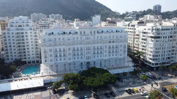 Brezilya 'nın Rio de Janeiro kentindeki Copacabana Sarayı' nın ünlü Copacabana Sahili boyunca yer alan ikonik manzarası, lüks mimarisi ve deniz kıyısının en önemli konumunu gözler önüne seriyor.
