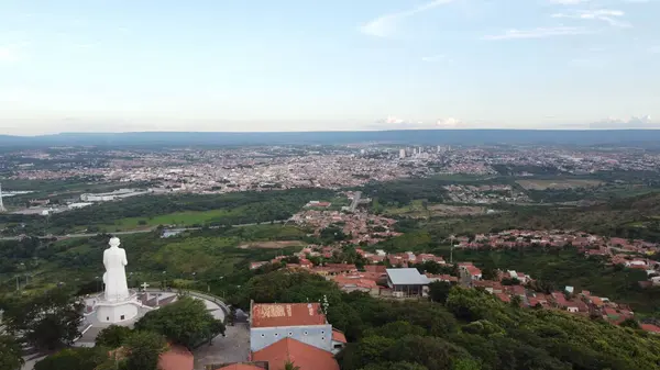 Juazeiro 'daki Peder Ccero' nun etkileyici heykeli Norte, Cear, Brezilya 'nın görkemini ve önemini simgeleyen ikonik bir dini ve kültürel dönüm noktasını gözler önüne seriyor.