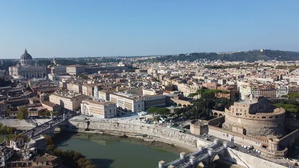 Roma, İtalya 'daki Castel Sant' Angelo ve St. Peter Bazilikası 'nın havadan görünüşü şehrin kalbinde yer alan bu ikonik simgeleri ve etkileyici mimarisini vurguluyor.