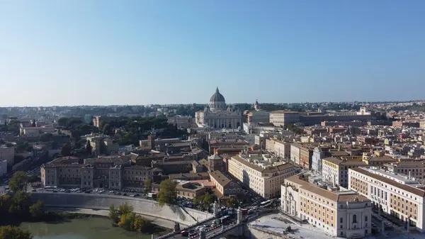 Vatikan 'daki Aziz Peter Bazilikası. Dünyanın en ikonik dini yapılarından biri. Etkileyici kubbesi ve çarpıcı mimarisi ile İtalya, Roma' da önemli bir dönüm noktası.