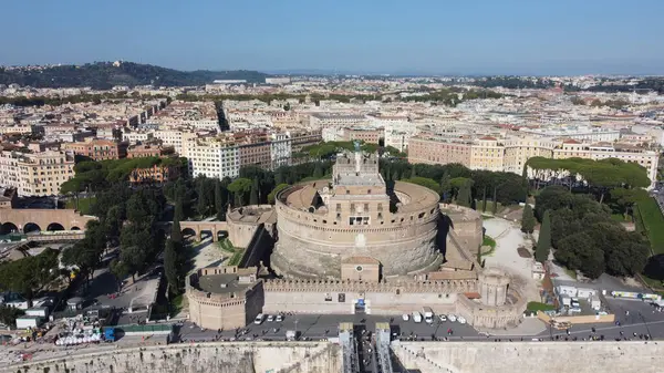 İtalya, Roma 'daki Castel Sant' Angelo 'nun Tiber Nehri yakınlarındaki tarihi yapısını ve konumunu gösteren hava manzarası, bu ikonik simgenin güzel bir perspektifini sunuyor.