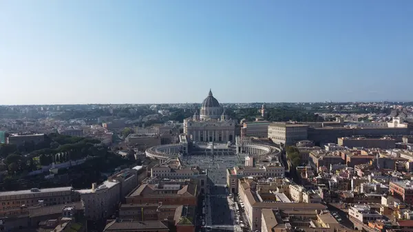 Vatikan 'daki Aziz Petrus Bazilikası' nın havadan görünüşü, büyük kubbesini ve etrafındaki mimarisini gösteriyor, bu ikonik dini ve tarihi yere çarpıcı bir bakış açısı sunuyor.