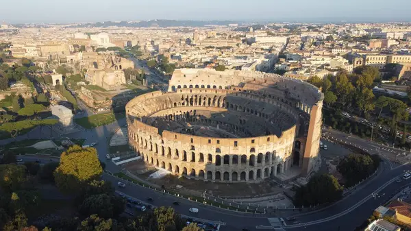 İtalya 'nın Roma kentindeki Kolezyum antik Roma mimarisinin bir sembolü olarak dünyanın en ünlü simgelerinden biri olarak ihtişamını ve tarihsel önemini gözler önüne seriyor.