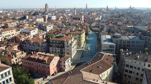 Güneşli bir günde Venedik, İtalya 'nın havadan görünüşü şehrin ikonik kanallarını, gondollarını ve tarihi mimarisini gözler önüne seriyor. Parlak Akdeniz güneşi bu su şehrinin güzelliğini artırıyor.