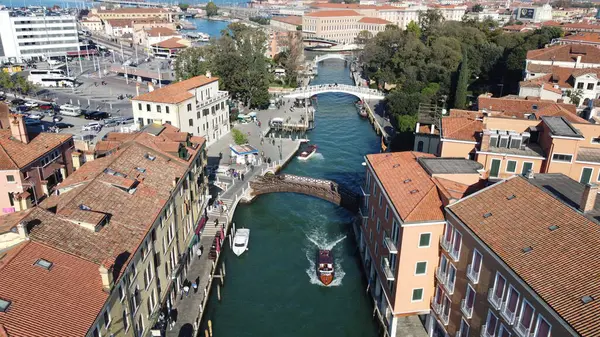 İtalya, Venedik 'in ikonik kanallarının havadan görünüşü, su yollarında süzülen gondollar, bu ünlü su şehrinin tarihi mimarisini ve eşsiz cazibesini gözler önüne seriyor.