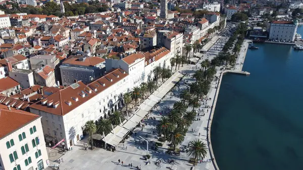 Hırvatistan 'ın Split kentinin hava manzarası, Dalmaçya kıyısı boyunca tarihi mimarisini, kıyı manzarasını ve canlı şehir yaşamını sergileyerek güzel bir kent manzarası sunuyor.