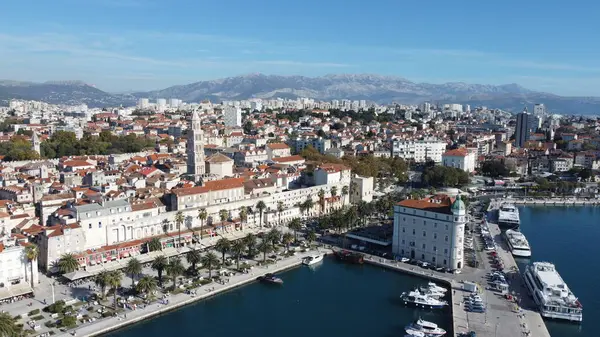 Hırvatistan 'ın Split kentinin hava manzarası, tarihi mimarisini, sahil güzelliğini ve Dalmaçya kıyılarındaki canlı şehir yaşamını gözler önüne sererek, bu popüler tatil beldesine çarpıcı bir bakış açısı sunuyor.