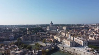 Vatikan 'daki Aziz Peter Bazilikası' nın havadan çekilmiş bir videosu. Büyük mimarisi, ikonik kubbesi ve dünyanın en önemli dini mekanlarından biri olarak tarihsel önemi gözler önüne seriliyor.