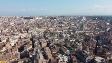Roma, İtalya 'nın klasik mimarisini gözler önüne seren çarpıcı bir hava videosu, kentin zengin tarihi ve mimari mirasını tanımlayan antik yapıları ve simgeleri vurguluyor.