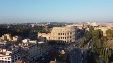 Roma, İtalya 'daki ikonik Colosseum' un 4K 'lık hava videosu, Roma' nın ihtişamını ve tarihsel önemini yansıtıyor ve şehrin ortasındaki bu antik Roma simgesine çarpıcı bir perspektif sunuyor..