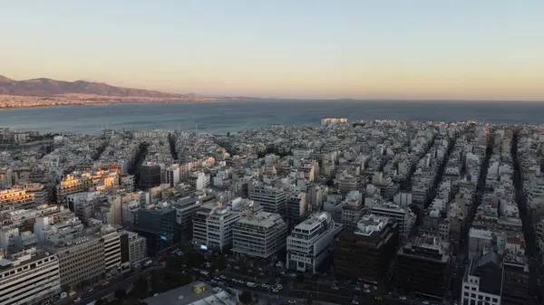 Yunanistan 'ın başkenti Atina' da baş döndürücü bir günbatımı görüntüsü, kentin ikonik simgelerini, antik kalıntılarını ve canlı ufuk çizgisini vurguluyor ve bir Akdeniz akşamının büyülü atmosferini yakalıyor.