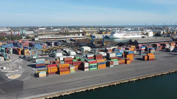 İtalya 'nın Venedik limanındaki nakliye konteynırlarının fotoğrafı. Görüntü, kentteki deniz ticareti ve ulaşım faaliyetlerini gösteren konteynırlarla dolu yoğun limanı yakalıyor.