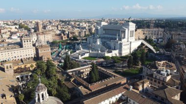 İtalya, Roma 'daki Victor Emmanuel Anıtı' nın bir fotoğrafı. Bu ikonik anıt birleşik İtalya 'nın ilk kralını onurlandırıyor ve İtalyan tarihi ve mimarisini gururla gözler önüne seriyor.