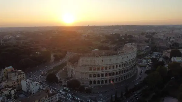 Roma, İtalya 'daki Kolezyum' un havadan görünüşü bu antik Roma amfitiyatrosunun ihtişamını gözler önüne seriyor.