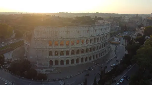Gün batımında Roma 'daki Colosseum' un havadan görüntüsü.