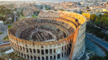 Uma empresyonante foto area do Coliseu em Roma, Itlia, mostrando sua grandiosidade e detalhes. Bir imagem destaca o icnico monumento histrico, smbolo da arquitetura romana, e revela a beleza e legado culture da antiga cidade Roma.