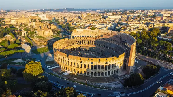 Güneşli bir günde İtalya, Roma 'daki Colosseum' un hava manzarası.