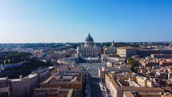 Vatikan 'daki Aziz Peter Bazilikası' nın havadan görünüşü bu ikonik dini simgenin ihtişamını yansıtıyor. Fotoğraf, mimarisinin güzelliğini ve Vatikan 'ın çevresini gösteriyor.