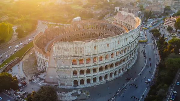 Roma, Itlia, mostrando sua grandiosidade e detalhes em por do sol.