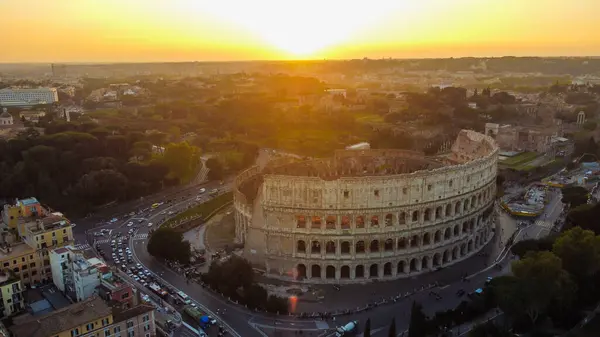 Roma, İtalya 'da Colosseum' da çarpıcı bir gün batımı