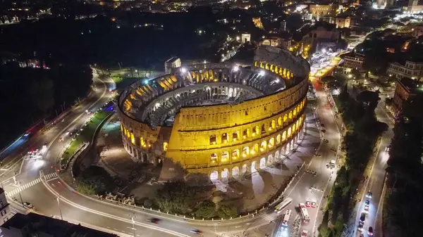 İtalya, Roma 'daki Kolezyum' un gece hava görüntüsü. Aydınlatılmış antik kalıntılar bu ikonik simgenin ihtişamını ve tarihsel önemini gözler önüne sererek karanlık gökyüzüne karşı dururlar.