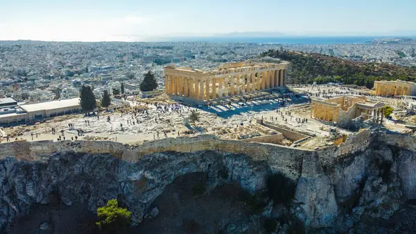 Yunanistan 'ın Atina kentindeki Akropolis' in Partenon ve diğer antik harabelerle hava manzarası. Fotoğraf, UNESCO Dünya Mirası sahasının tarihi önemini ve mimari güzelliğini yansıtıyor.