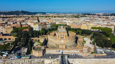 İtalya, Roma 'daki Castel Sant' Angelo 'nun büyüleyici bir fotoğrafı, tarihi mimarisini ve ihtişamını gözler önüne seriyor. Kale, Roma 'nın kalbinde Tiber Nehri boyunca ikonik bir dönüm noktası olarak duruyor.