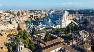 İtalya, Roma 'daki Victor Emmanuel Anıtı' nın havadan görünüşü. Bu ikonik simge, Roma 'nın kalbindeki ihtişamını ve tarihsel önemini gözler önüne sererek yukarıdan çekildi.