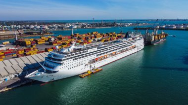 MSC yolcu gemisi, arka planda Akdeniz sularıyla birlikte Hırvatistan kıyısı boyunca demirledi. Fotoğraf bu lüks yolcu gemisinin güzelliğini ve çarpıcı sahil manzarasını yakalıyor.