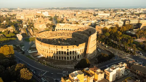 İtalya, Roma 'daki Colosseum' un dış yüzeyi bu antik amfitiyatronun ihtişamını ve tarihi mimarisini gözler önüne seriyor. Dünyanın en ikonik anıtlarından birinin çarpıcı bir görüntüsü