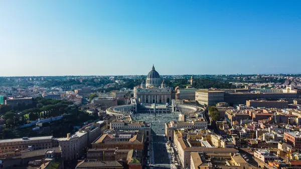 İtalya, Vatikan 'daki Aziz Peter Bazilikası' nın çarpıcı manzarası. Fotoğraf, Roma 'daki mimari ve kültürel önemini gözler önüne seren bu ikonik dini alanın ihtişamını ve güzelliğini yansıtıyor.