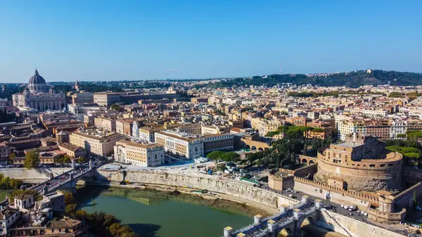 Roma, İtalya 'daki Castel Sant' Angelo ve St. Peter Bazilikası 'nın güzel bir manzarası şehrin en ikonik iki simgesini sergiliyor. Fotoğraf, onların tarihsel önemini ve ihtişamını yansıtıyor.
