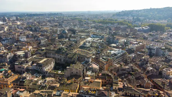Roma, İtalya 'nın büyüleyici manzarası, şehrin antik tarih ve modern yaşamın karışımını gözler önüne seriyor. Fotoğraf, İtalyan başkentinin ikonik mimarisini, tarihi yapısını ve canlı atmosferini yakalar.