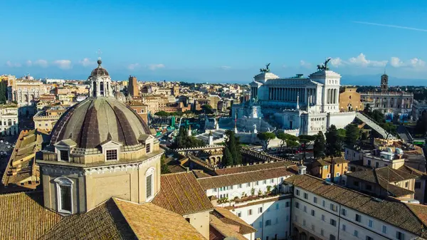 Roma, İtalya 'nın büyüleyici manzarası, şehrin antik tarih ve modern yaşamın karışımını gözler önüne seriyor. Fotoğraf, İtalyan başkentinin ikonik mimarisini, tarihi yapısını ve canlı atmosferini yakalar.