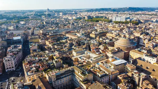 Roma, İtalya 'nın büyüleyici manzarası, şehrin antik tarih ve modern yaşamın karışımını gözler önüne seriyor. Fotoğraf, İtalyan başkentinin ikonik mimarisini, tarihi yapısını ve canlı atmosferini yakalar.