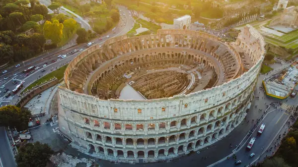 İtalya, Roma 'daki Colosseum kalıntıları bu ikonik amfitiyatronun kalıntılarını sergiliyor. Fotoğraf antik yapının tarihsel önemini ve Roma mimarisinin güzelliğini vurguluyor.
