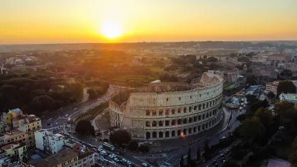 İtalya, Roma 'daki Colosseum' un havadan görünüşü bu antik amfitiyatronun ihtişamını gözler önüne seriyor. Fotoğraf, Roma 'nın kalbindeki ikonik simgeyi ve tarihi önemini vurguluyor.