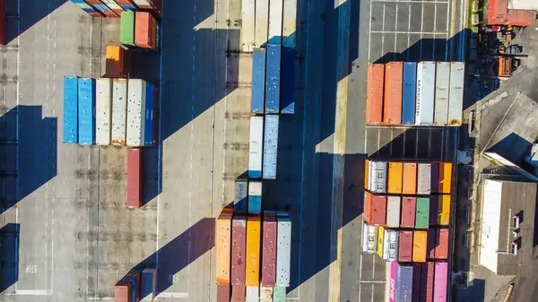İtalya 'nın Venedik limanındaki konteyner gemilerinin hava görüntüsü, yoğun limanı nakliye konteynerleri ve manzaralı Akdeniz zeminiyle gösteriyor. Fotoğraf port etkinliğini ve lojistiği vurguluyor