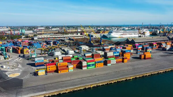 İtalya 'nın Venedik limanındaki konteyner gemilerinin hava görüntüsü, yoğun limanı nakliye konteynerleri ve manzaralı Akdeniz zeminiyle gösteriyor. Fotoğraf port etkinliğini ve lojistiği vurguluyor