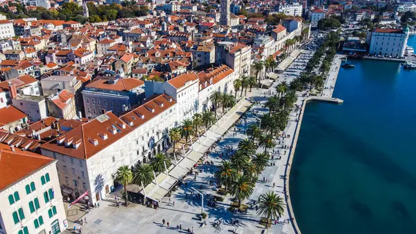 Hırvatistan 'ın Split kentinin canlı bir manzarası, tarihi eski kenti, sahil kenti ve Akdeniz cazibesini gözler önüne seriyor. Fotoğraf, Dalmaçya kıyılarındaki bu kıyı şehrinin güzelliğini vurguluyor.